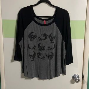 Grey and black skulls top with 3/4 sleeves
